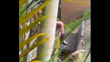 Caseiro Espreita Patroa Se Masturbando Na Beira Do Rio