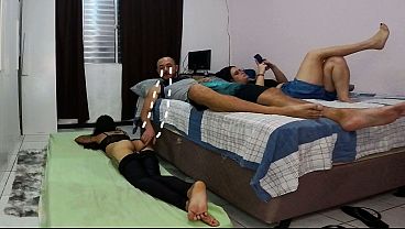 Esposa É Obrigada A Dividir Quarto Com A Amiga Sensual