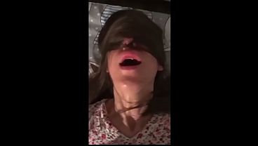 Esposa Traidora Se Diverte Com Os Amigos Do Marido
