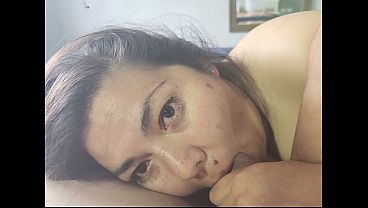 Mulher Come Delicioso Prato Caseiro Na Cozinha