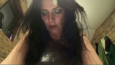 Mulher Limpa Gozada No Banheiro Usando Macacão Brilhante De Náilon