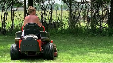 Vizinhas Pelada Na Grama Com Cortador De Grama Ao Ar Livre